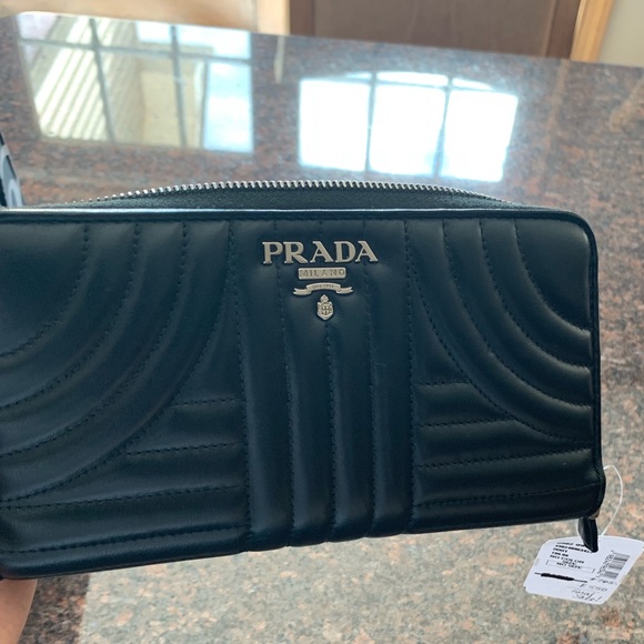 2XHP🌟NWT PRADA black leather diagramme zip around - Picture 2 of 8